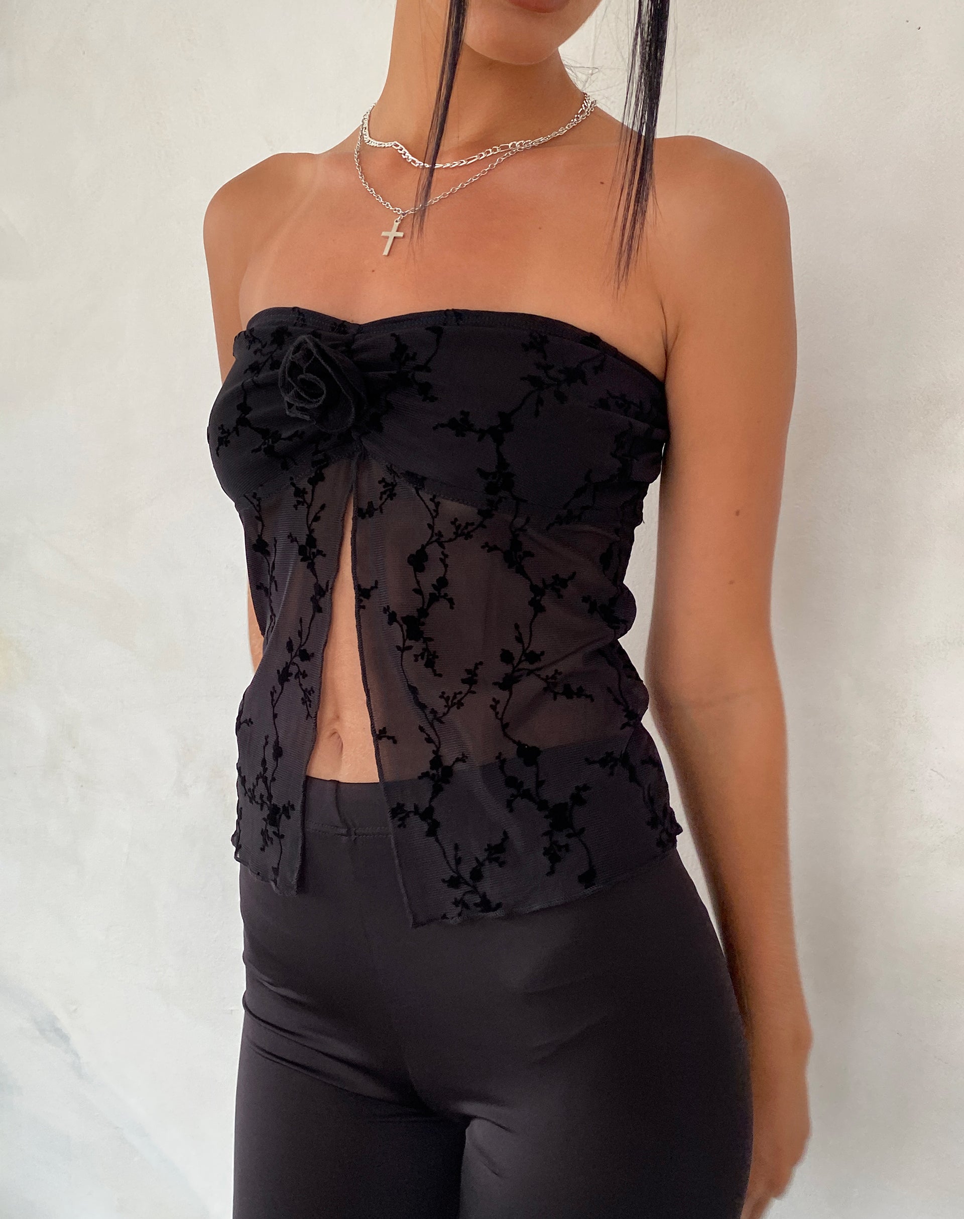 NICOLA-BUTTERFLY-TOP-VINE-FLOWER-BLACK-_-ANNIKA-LACE-FRILL-CAPRI-TROUSER-IN-BLACK-_4