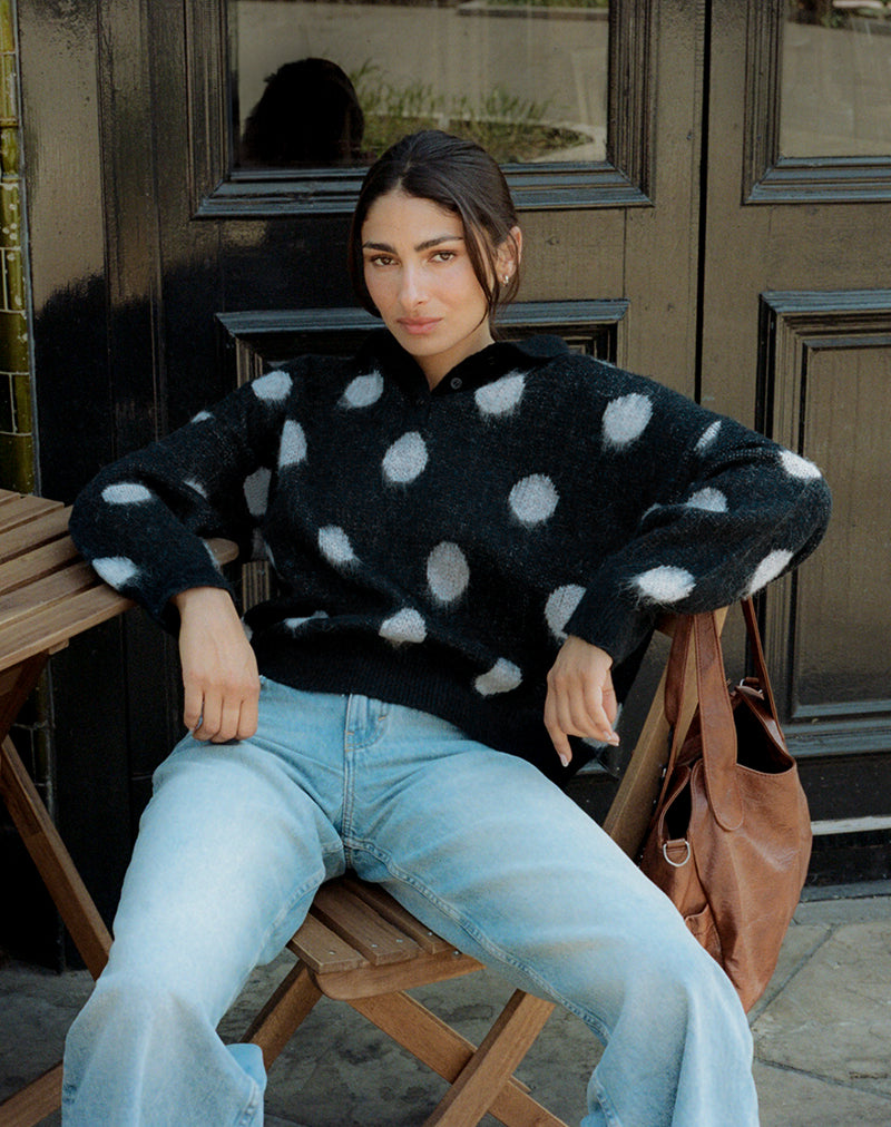 TAMIKA-OVERSIZED-JUMPER-POLKA-BLACK-LOW-RISE-PARALLEL-JEANS-BRIGHT-BLUE-_1